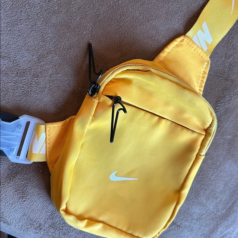 Nike Sportswear Essentials Crossbody Bag, Yellow - Picture 11 of 14